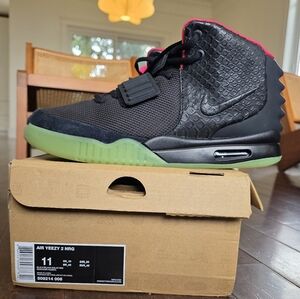 NEW Nike Yeezy Solar AIR Size 11 Mens.
